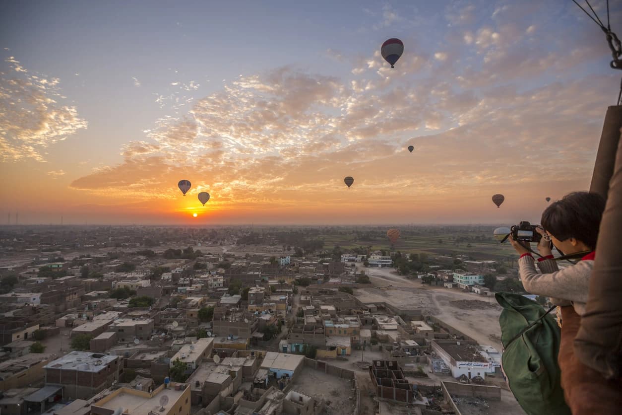 Globo Aerostático vs Visita al Amanecer Paseo en Globo Aerostático vs Visita al Amanecer en Luxor