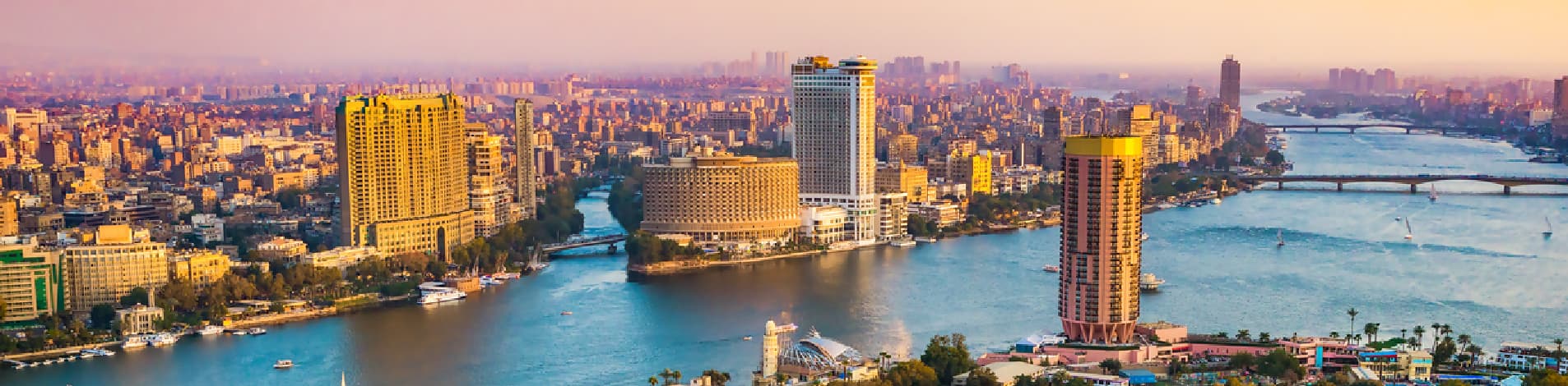 Panorámica de El Cairo al atardecer desde la Torre de El Cairo Panorama del paisaje urbano de El Cairo tomado durante la puesta de sol desde la famosa Torre de El Cairo, El Cairo, Egipto.