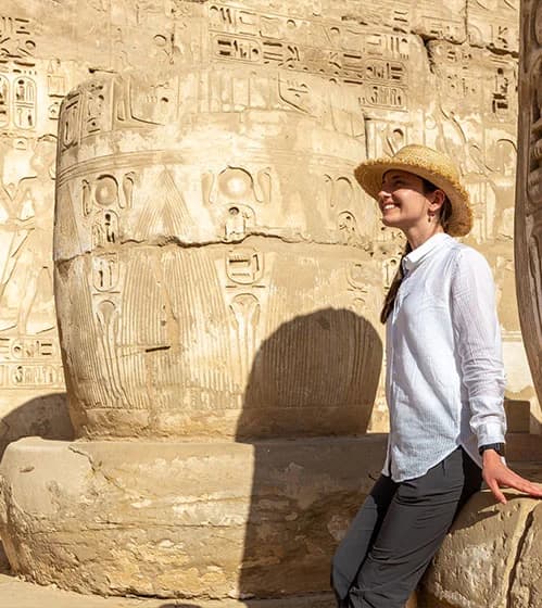 Templo de Karnak Una mujer turista en el Templo de Karnak