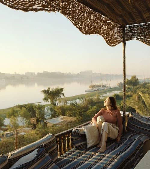 Viaje de Lujo a Egipto una mujer turista disfrutando de su viaje a Egipto