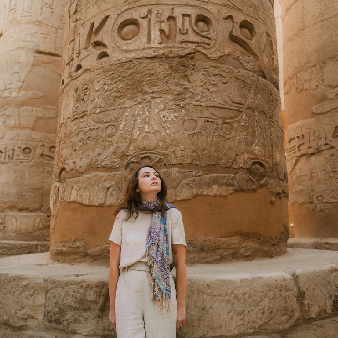 Templo de LuxorTemplo de Luxor Mujer caminando en el antiguo templo egipcio de Luxor