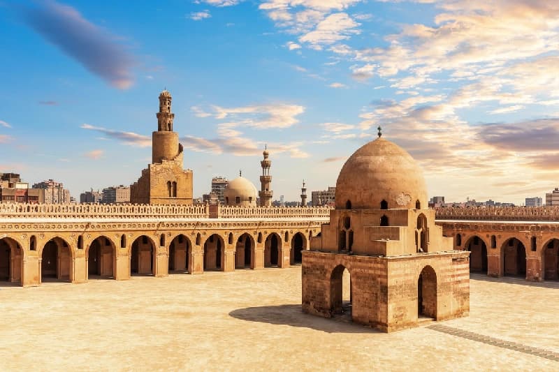 Mezquita de Ibn Tulun – Tesoro de arquitectura fatimí Minarete y fuente de abluciones de la Mezquita de Ibn Tulun, vista colorida del antiguo Cairo, Egipto.