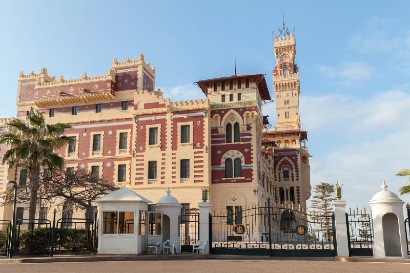 Palacio de Montazah Exterior del palacio de Montazah en un día soleado de verano